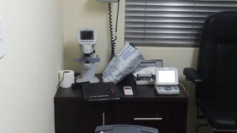 The clinic is fitted with the latest in optometric equipment allowing efficient detection of eye-complications